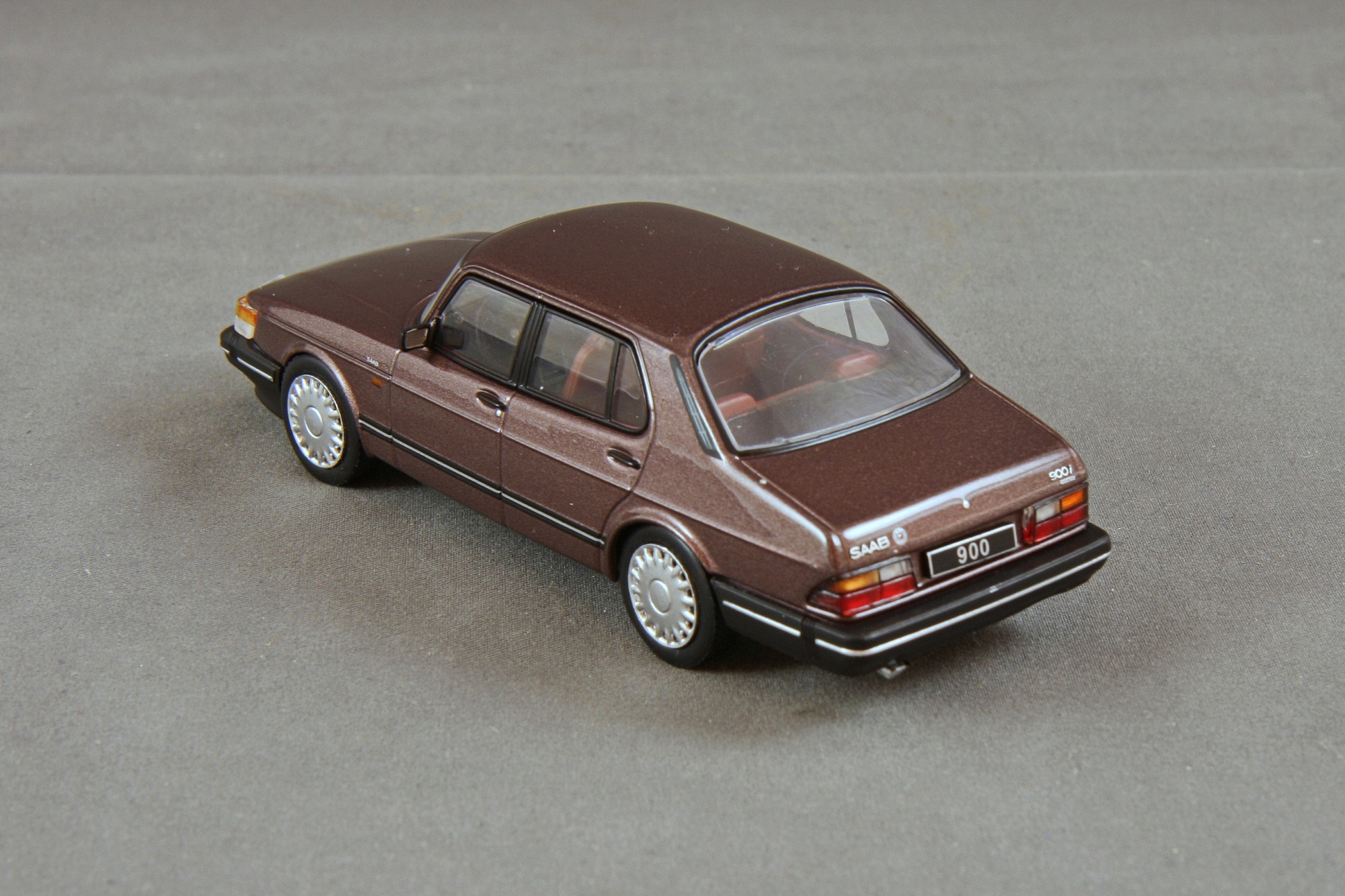 900 - 1989 4-door i 16 Bild 2