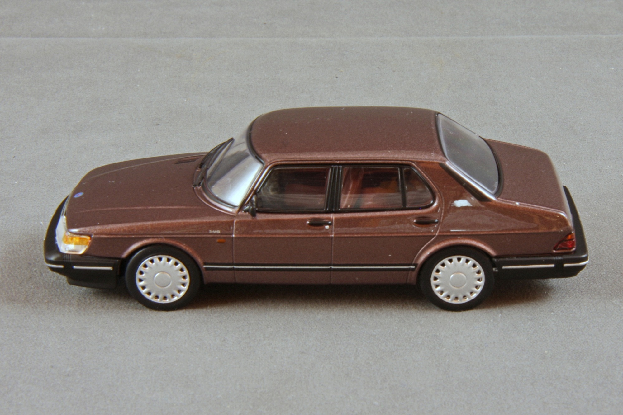 900 - 1989 4-door i 16 Bild 4