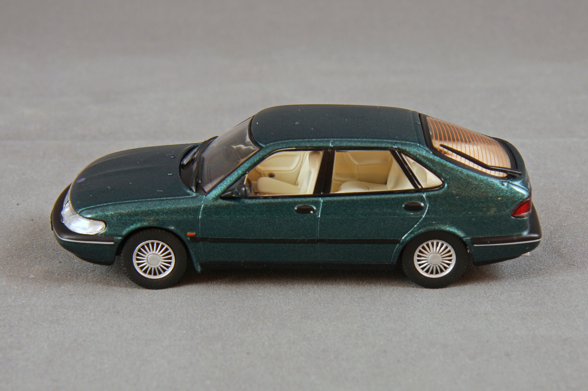 900 - 1995 Saloon SE V6 Bild 4