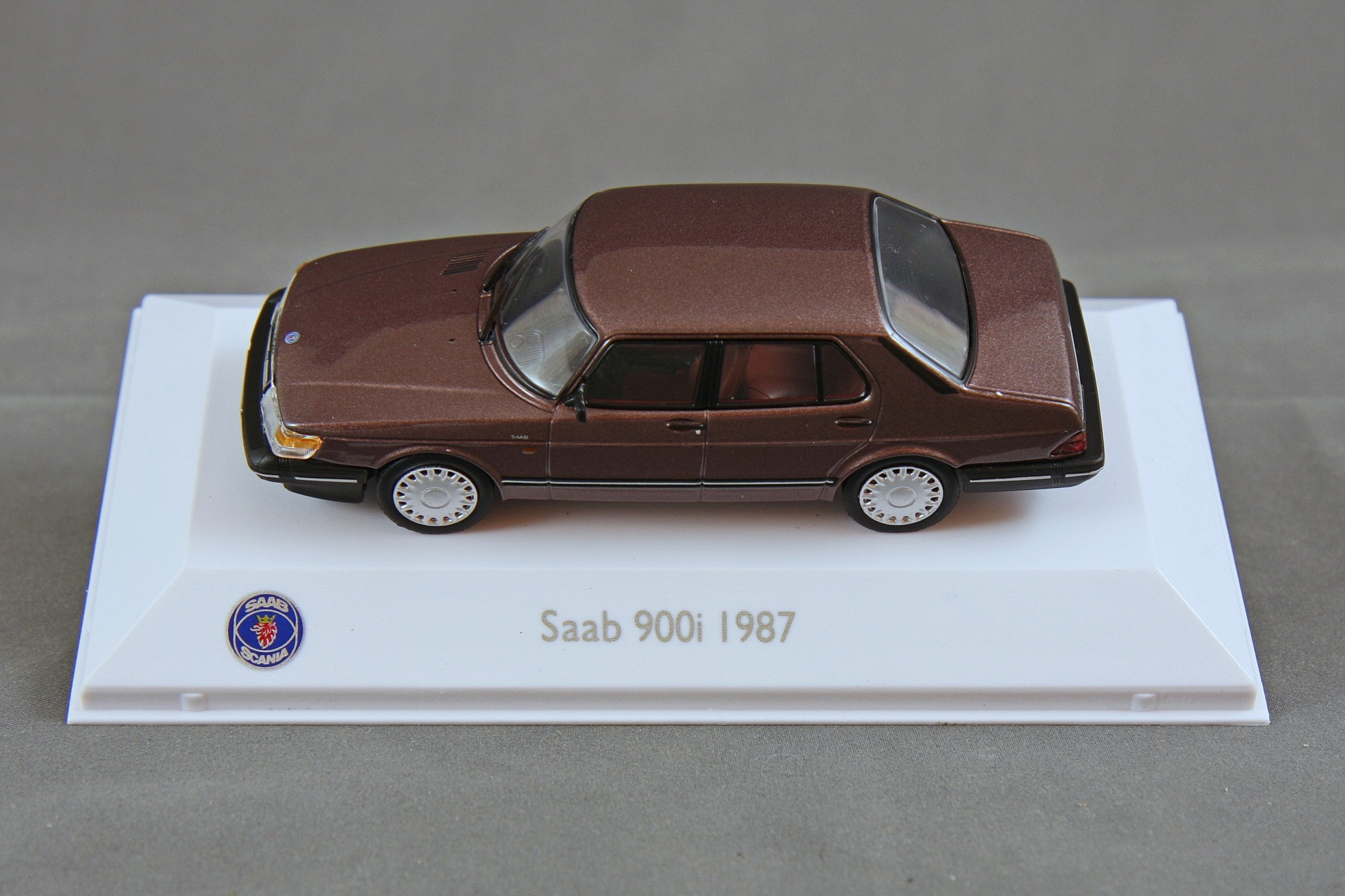 900 - 1989 4-door i 16 Bild 8